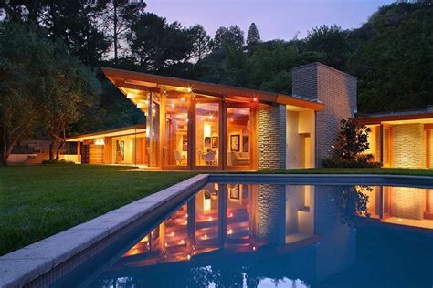 Per Zillow, it is currently worth a whopping 2,130,000. . Hollywood hills zillow